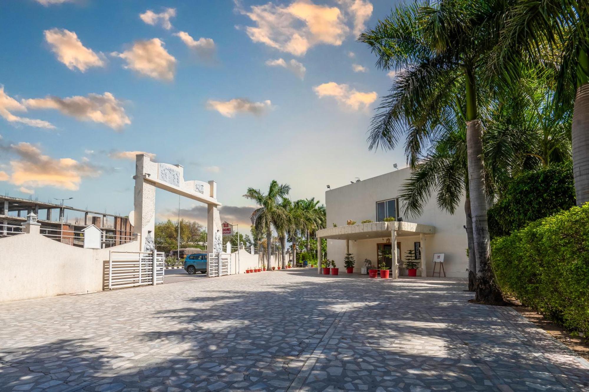 Hotel Chandrawati Palace Abu Road Ngoại thất bức ảnh