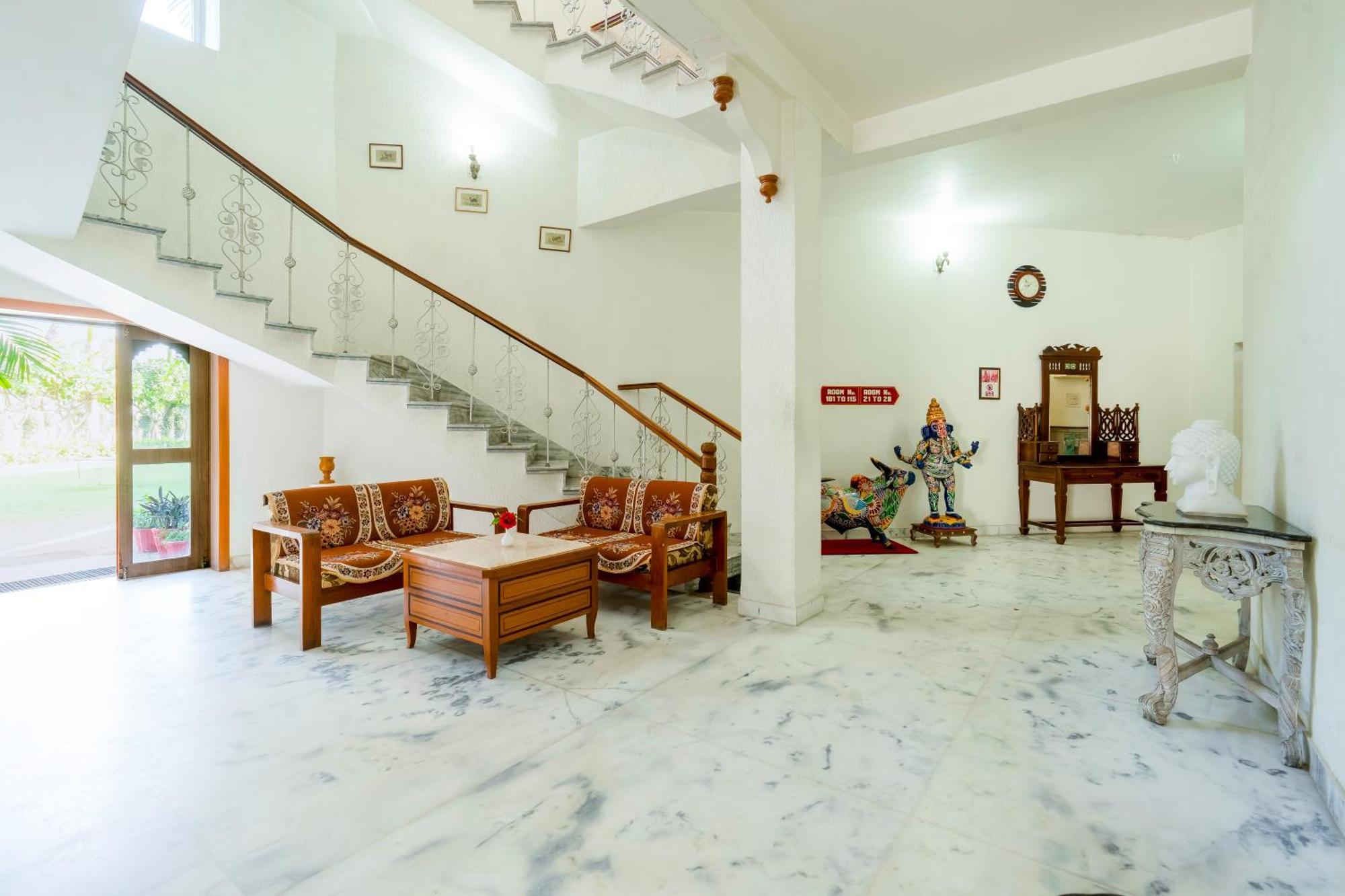 Hotel Chandrawati Palace Abu Road Ngoại thất bức ảnh