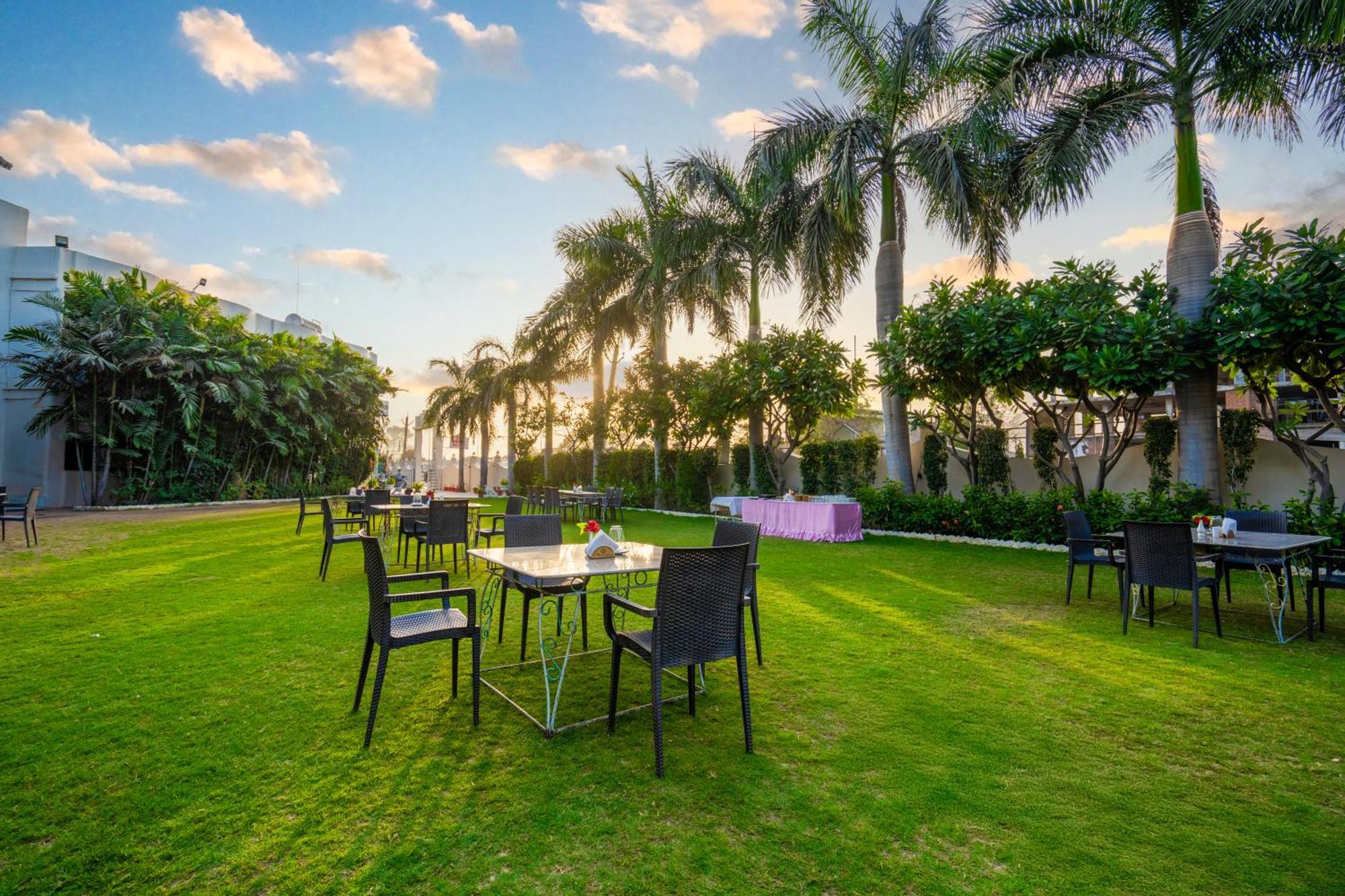Hotel Chandrawati Palace Abu Road Ngoại thất bức ảnh